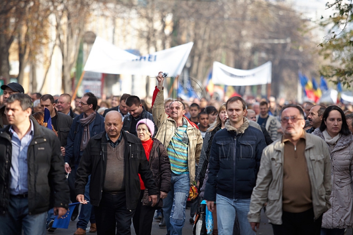 FOTOGRAFII ISTORICE din timpul mitingului în care moldovenii au arătat întregii lumi că vor să facă parte din UE