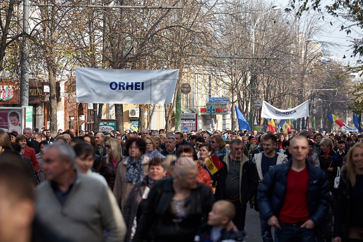 FOTOGRAFII ISTORICE din timpul mitingului în care moldovenii au arătat întregii lumi că vor să facă parte din UE