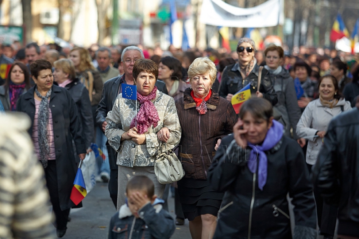 FOTOGRAFII ISTORICE din timpul mitingului în care moldovenii au arătat întregii lumi că vor să facă parte din UE