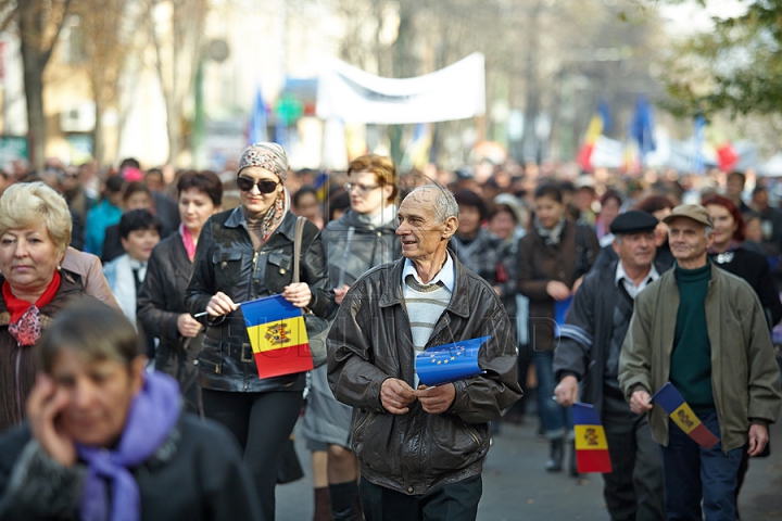 FOTOGRAFII ISTORICE din timpul mitingului în care moldovenii au arătat întregii lumi că vor să facă parte din UE