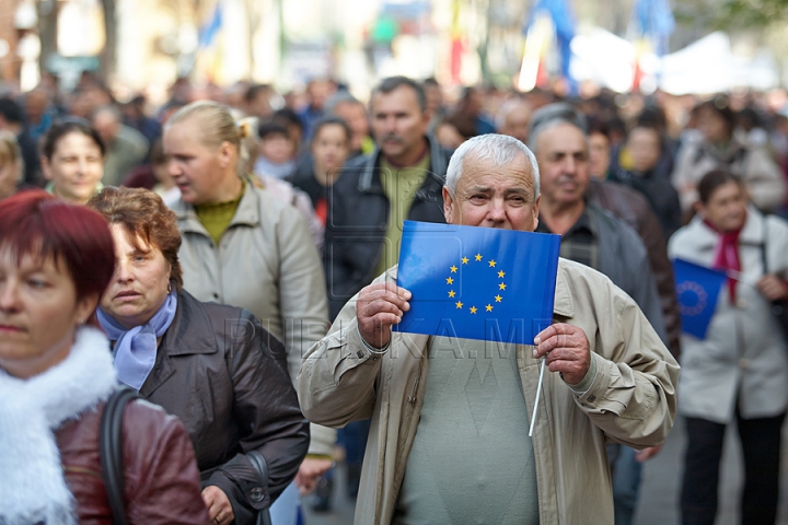 FOTOGRAFII ISTORICE din timpul mitingului în care moldovenii au arătat întregii lumi că vor să facă parte din UE