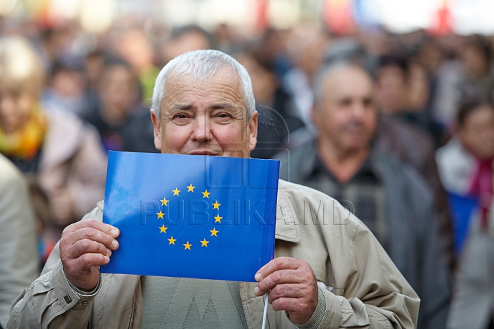 FOTOGRAFII ISTORICE din timpul mitingului în care moldovenii au arătat întregii lumi că vor să facă parte din UE