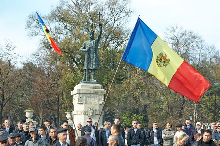 FOTOGRAFII ISTORICE din timpul mitingului în care moldovenii au arătat întregii lumi că vor să facă parte din UE