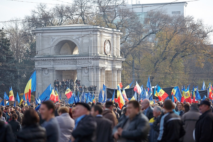 FOTOGRAFII ISTORICE din timpul mitingului în care moldovenii au arătat întregii lumi că vor să facă parte din UE