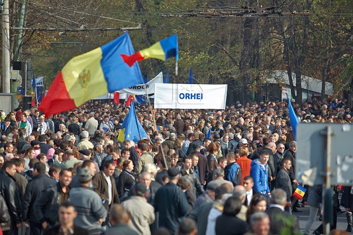 FOTOGRAFII ISTORICE din timpul mitingului în care moldovenii au arătat întregii lumi că vor să facă parte din UE