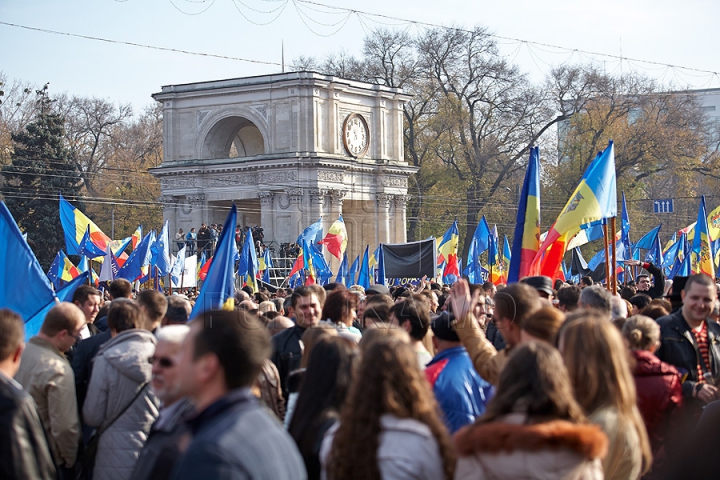 FOTOGRAFII ISTORICE din timpul mitingului în care moldovenii au arătat întregii lumi că vor să facă parte din UE