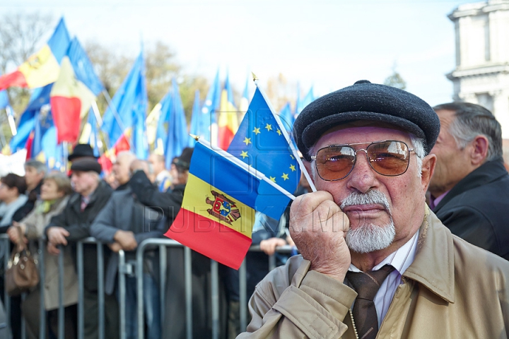 FOTOGRAFII ISTORICE din timpul mitingului în care moldovenii au arătat întregii lumi că vor să facă parte din UE