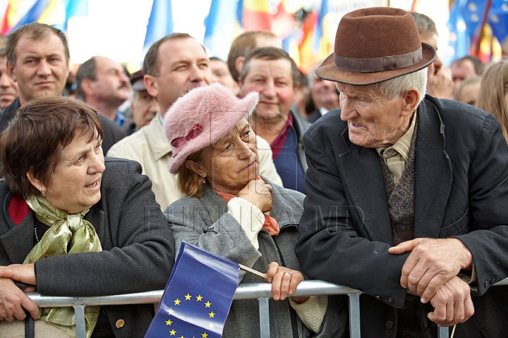 FOTOGRAFII ISTORICE din timpul mitingului în care moldovenii au arătat întregii lumi că vor să facă parte din UE