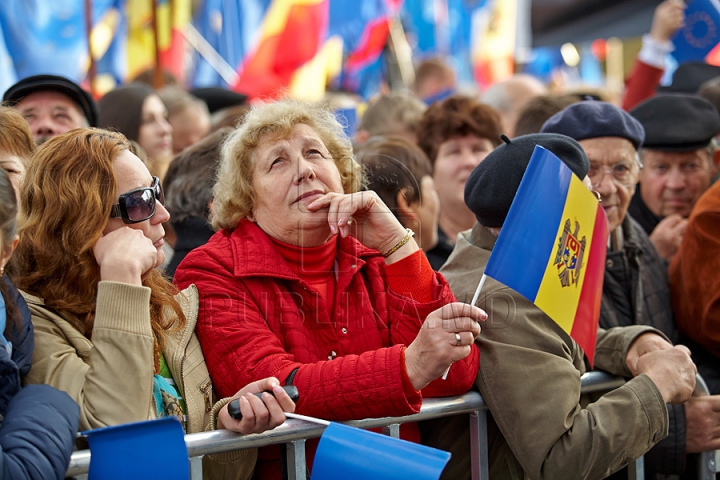 FOTOGRAFII ISTORICE din timpul mitingului în care moldovenii au arătat întregii lumi că vor să facă parte din UE