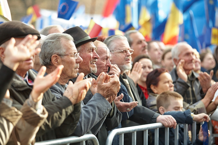 FOTOGRAFII ISTORICE din timpul mitingului în care moldovenii au arătat întregii lumi că vor să facă parte din UE