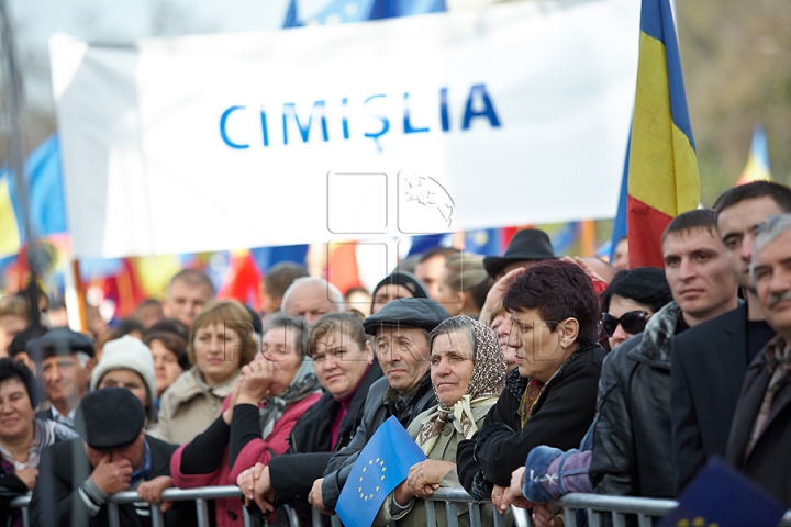 FOTOGRAFII ISTORICE din timpul mitingului în care moldovenii au arătat întregii lumi că vor să facă parte din UE