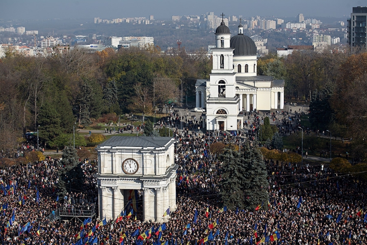 FOTOGRAFII ISTORICE din timpul mitingului în care moldovenii au arătat întregii lumi că vor să facă parte din UE