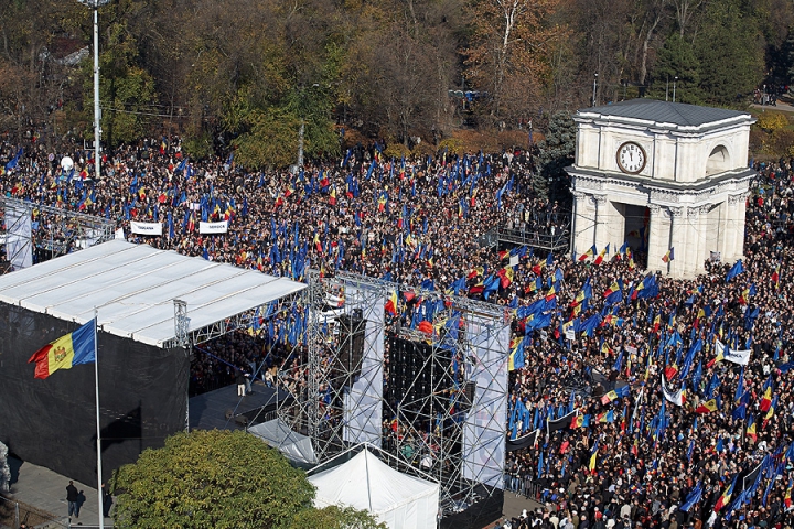 FOTOGRAFII ISTORICE din timpul mitingului în care moldovenii au arătat întregii lumi că vor să facă parte din UE