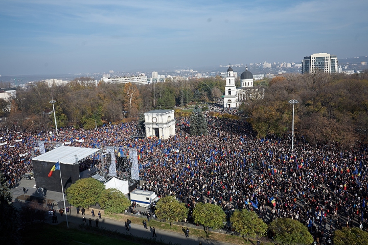 FOTOGRAFII ISTORICE din timpul mitingului în care moldovenii au arătat întregii lumi că vor să facă parte din UE