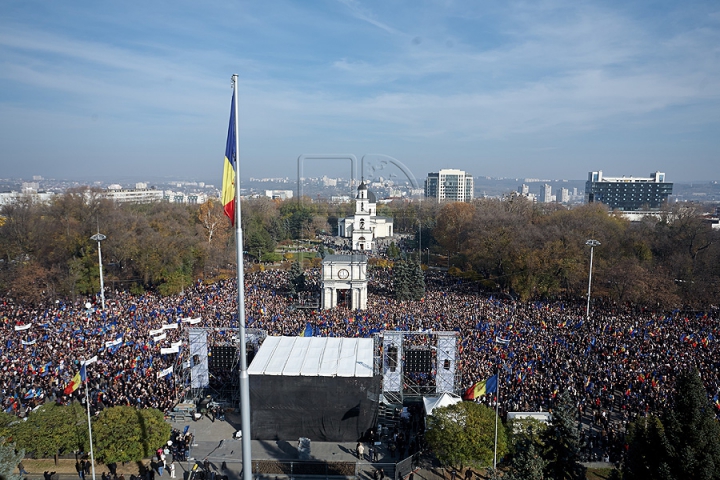 FOTOGRAFII ISTORICE din timpul mitingului în care moldovenii au arătat întregii lumi că vor să facă parte din UE