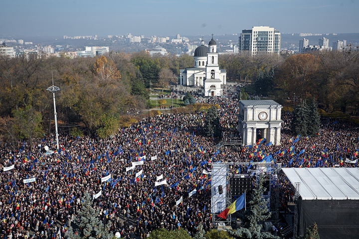 FOTOGRAFII ISTORICE din timpul mitingului în care moldovenii au arătat întregii lumi că vor să facă parte din UE