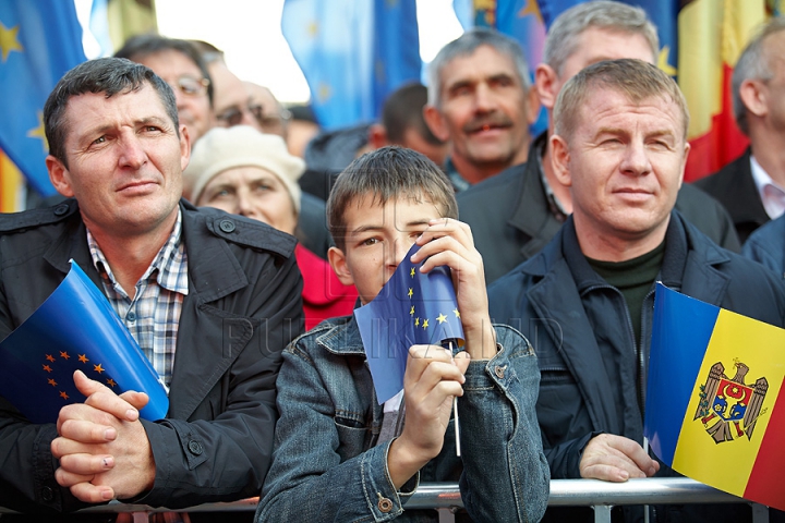 FOTOGRAFII ISTORICE din timpul mitingului în care moldovenii au arătat întregii lumi că vor să facă parte din UE