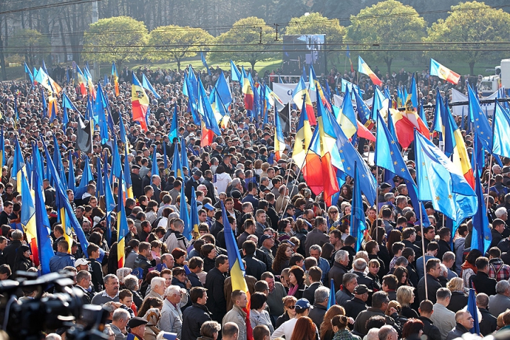 FOTOGRAFII ISTORICE din timpul mitingului în care moldovenii au arătat întregii lumi că vor să facă parte din UE