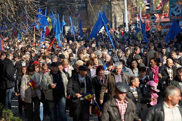 FOTOGRAFII ISTORICE din timpul mitingului în care moldovenii au arătat întregii lumi că vor să facă parte din UE