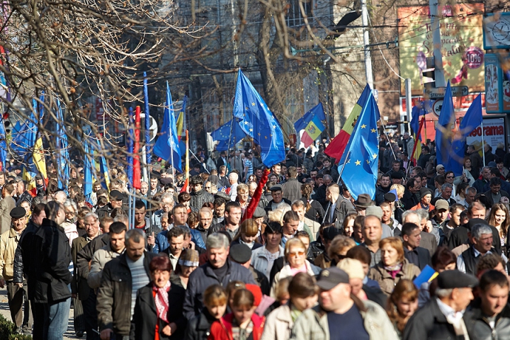 FOTOGRAFII ISTORICE din timpul mitingului în care moldovenii au arătat întregii lumi că vor să facă parte din UE