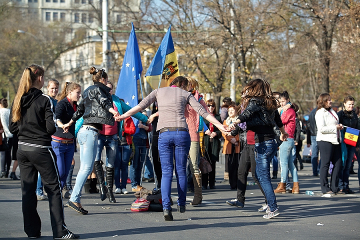 FOTOGRAFII ISTORICE din timpul mitingului în care moldovenii au arătat întregii lumi că vor să facă parte din UE