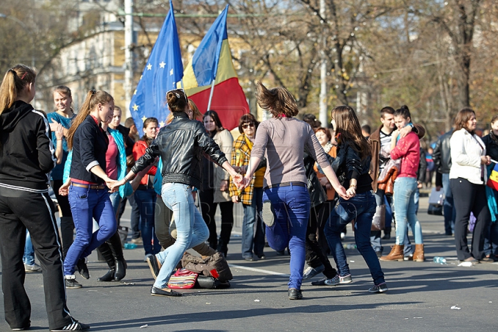 FOTOGRAFII ISTORICE din timpul mitingului în care moldovenii au arătat întregii lumi că vor să facă parte din UE