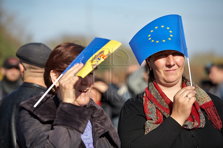 FOTOGRAFII ISTORICE din timpul mitingului în care moldovenii au arătat întregii lumi că vor să facă parte din UE