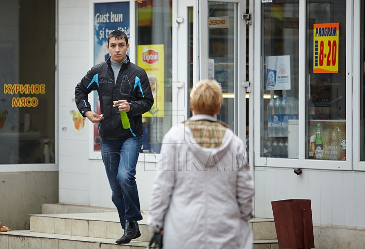 Setea de câştig, mai puternică decât legea. Vânzătorii continuă să comercializeze alcool şi ţigări minorilor (FOTO)