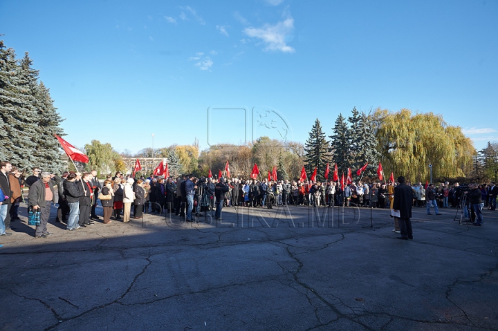 Voronin şi "tovarăşii" au sărbătorit Revoluţia din Octombrie şi au depus flori la picioarele lui Lenin. GALERIE FOTO