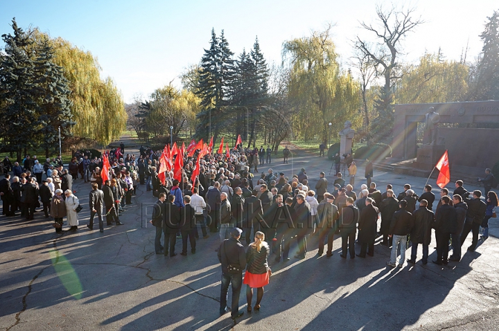 Voronin şi "tovarăşii" au sărbătorit Revoluţia din Octombrie şi au depus flori la picioarele lui Lenin. GALERIE FOTO