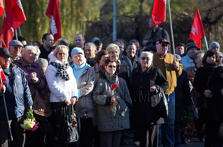 Voronin şi "tovarăşii" au sărbătorit Revoluţia din Octombrie şi au depus flori la picioarele lui Lenin. GALERIE FOTO