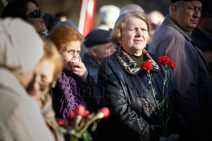 Voronin şi "tovarăşii" au sărbătorit Revoluţia din Octombrie şi au depus flori la picioarele lui Lenin. GALERIE FOTO