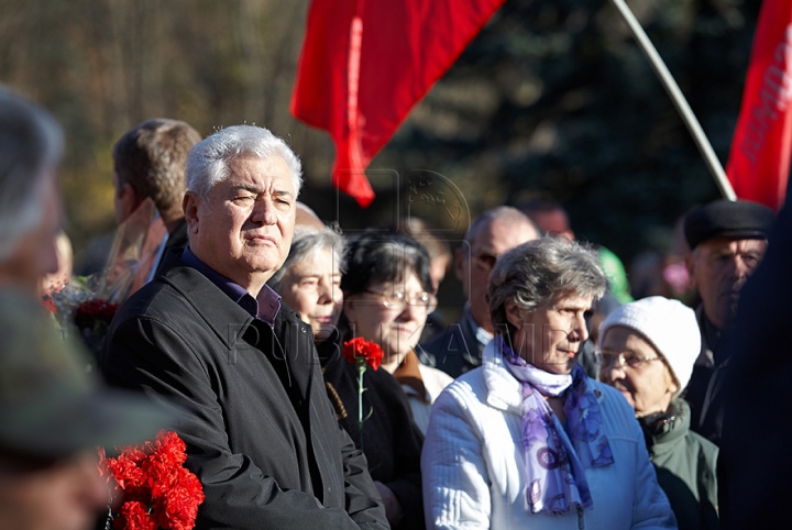 Voronin şi "tovarăşii" au sărbătorit Revoluţia din Octombrie şi au depus flori la picioarele lui Lenin. GALERIE FOTO