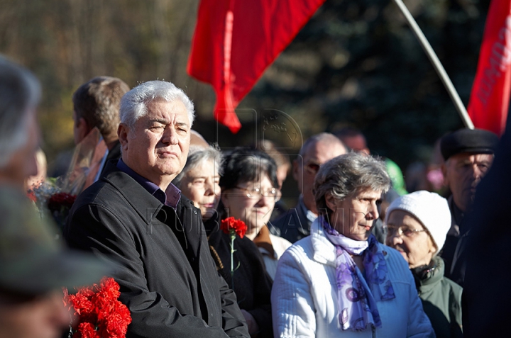 Voronin şi "tovarăşii" au sărbătorit Revoluţia din Octombrie şi au depus flori la picioarele lui Lenin. GALERIE FOTO