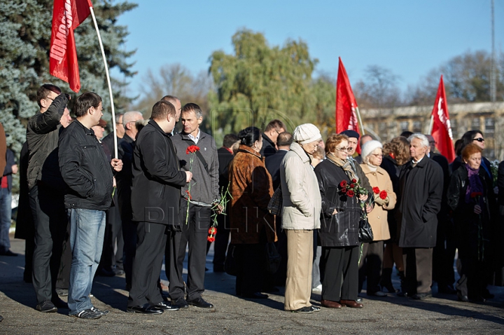 Voronin şi "tovarăşii" au sărbătorit Revoluţia din Octombrie şi au depus flori la picioarele lui Lenin. GALERIE FOTO