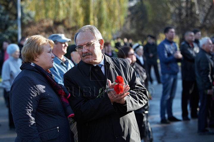 Voronin şi "tovarăşii" au sărbătorit Revoluţia din Octombrie şi au depus flori la picioarele lui Lenin. GALERIE FOTO