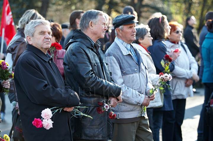 Voronin şi "tovarăşii" au sărbătorit Revoluţia din Octombrie şi au depus flori la picioarele lui Lenin. GALERIE FOTO