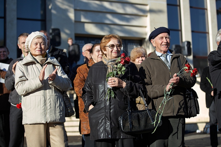 Voronin şi "tovarăşii" au sărbătorit Revoluţia din Octombrie şi au depus flori la picioarele lui Lenin. GALERIE FOTO