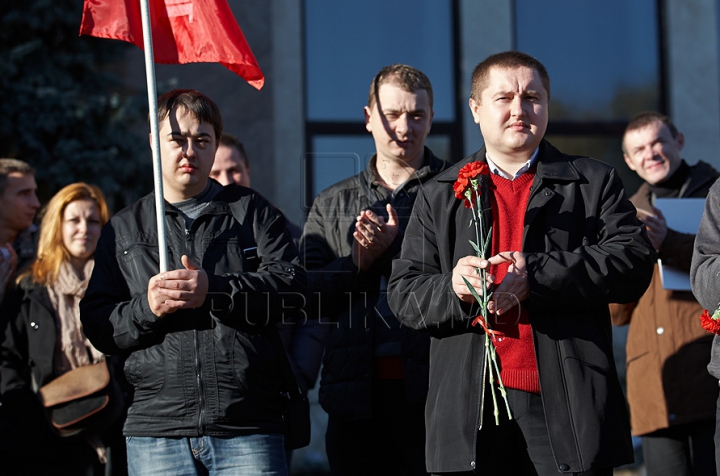 Voronin şi "tovarăşii" au sărbătorit Revoluţia din Octombrie şi au depus flori la picioarele lui Lenin. GALERIE FOTO