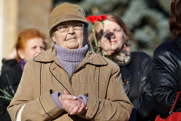 Voronin şi "tovarăşii" au sărbătorit Revoluţia din Octombrie şi au depus flori la picioarele lui Lenin. GALERIE FOTO