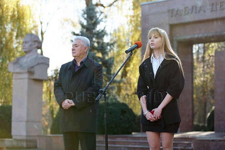 Voronin şi "tovarăşii" au sărbătorit Revoluţia din Octombrie şi au depus flori la picioarele lui Lenin. GALERIE FOTO