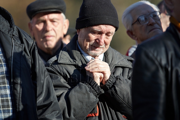 Voronin şi "tovarăşii" au sărbătorit Revoluţia din Octombrie şi au depus flori la picioarele lui Lenin. GALERIE FOTO