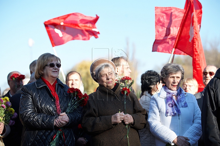 Voronin şi "tovarăşii" au sărbătorit Revoluţia din Octombrie şi au depus flori la picioarele lui Lenin. GALERIE FOTO