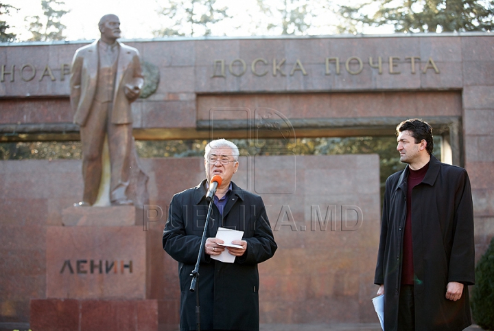 Voronin şi "tovarăşii" au sărbătorit Revoluţia din Octombrie şi au depus flori la picioarele lui Lenin. GALERIE FOTO