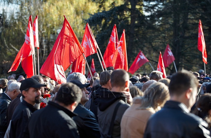 Voronin şi "tovarăşii" au sărbătorit Revoluţia din Octombrie şi au depus flori la picioarele lui Lenin. GALERIE FOTO