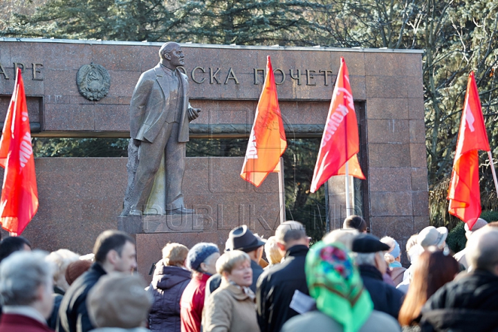 Voronin şi "tovarăşii" au sărbătorit Revoluţia din Octombrie şi au depus flori la picioarele lui Lenin. GALERIE FOTO