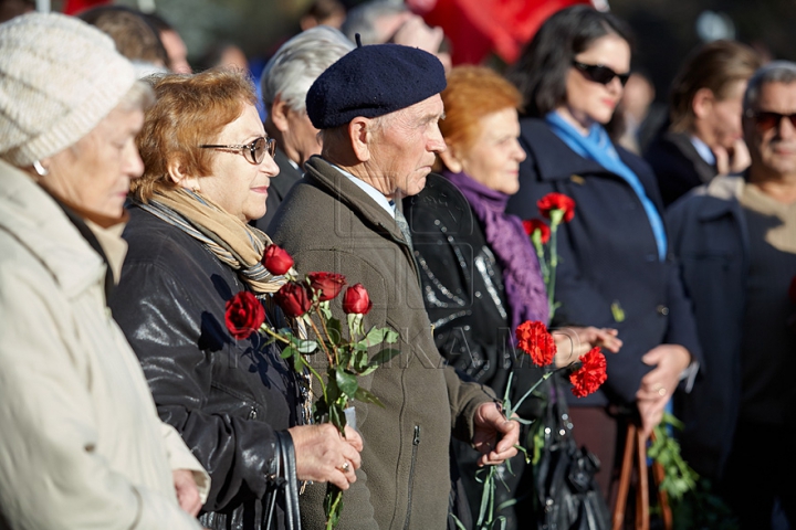 Voronin şi "tovarăşii" au sărbătorit Revoluţia din Octombrie şi au depus flori la picioarele lui Lenin. GALERIE FOTO