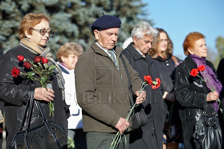 Voronin şi "tovarăşii" au sărbătorit Revoluţia din Octombrie şi au depus flori la picioarele lui Lenin. GALERIE FOTO