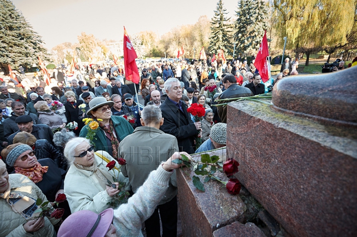 Voronin şi "tovarăşii" au sărbătorit Revoluţia din Octombrie şi au depus flori la picioarele lui Lenin. GALERIE FOTO