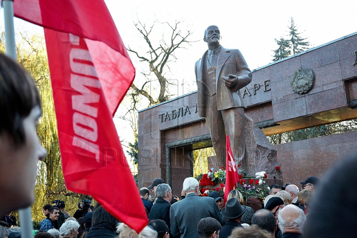 Voronin şi "tovarăşii" au sărbătorit Revoluţia din Octombrie şi au depus flori la picioarele lui Lenin. GALERIE FOTO